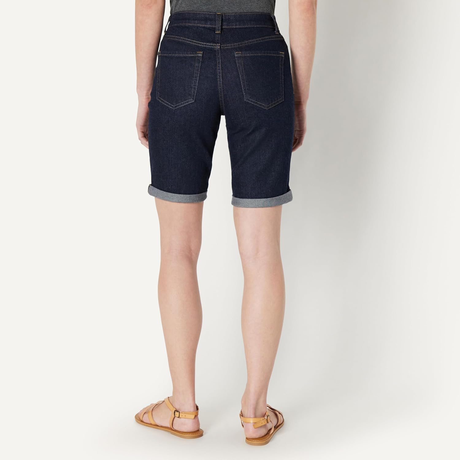 Thumbnail 2 de Amazon Essentials Women's Medium Stretch Slim-Fit Mid-Rise 9" Bermuda Jean Short