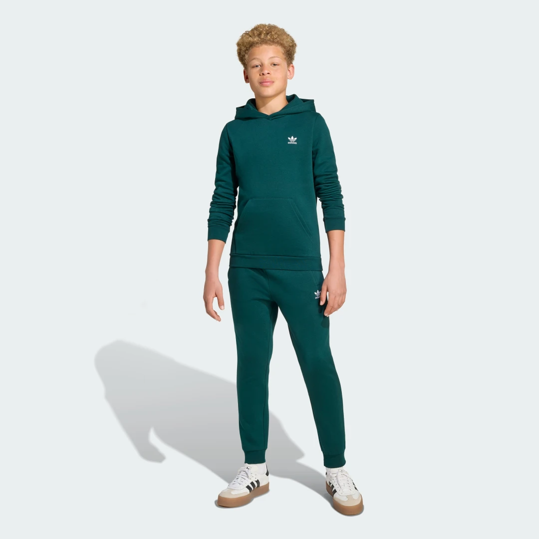 Detalle de Sudadera con capucha Adidas verde: cómoda, casual y perfecta para el día a día