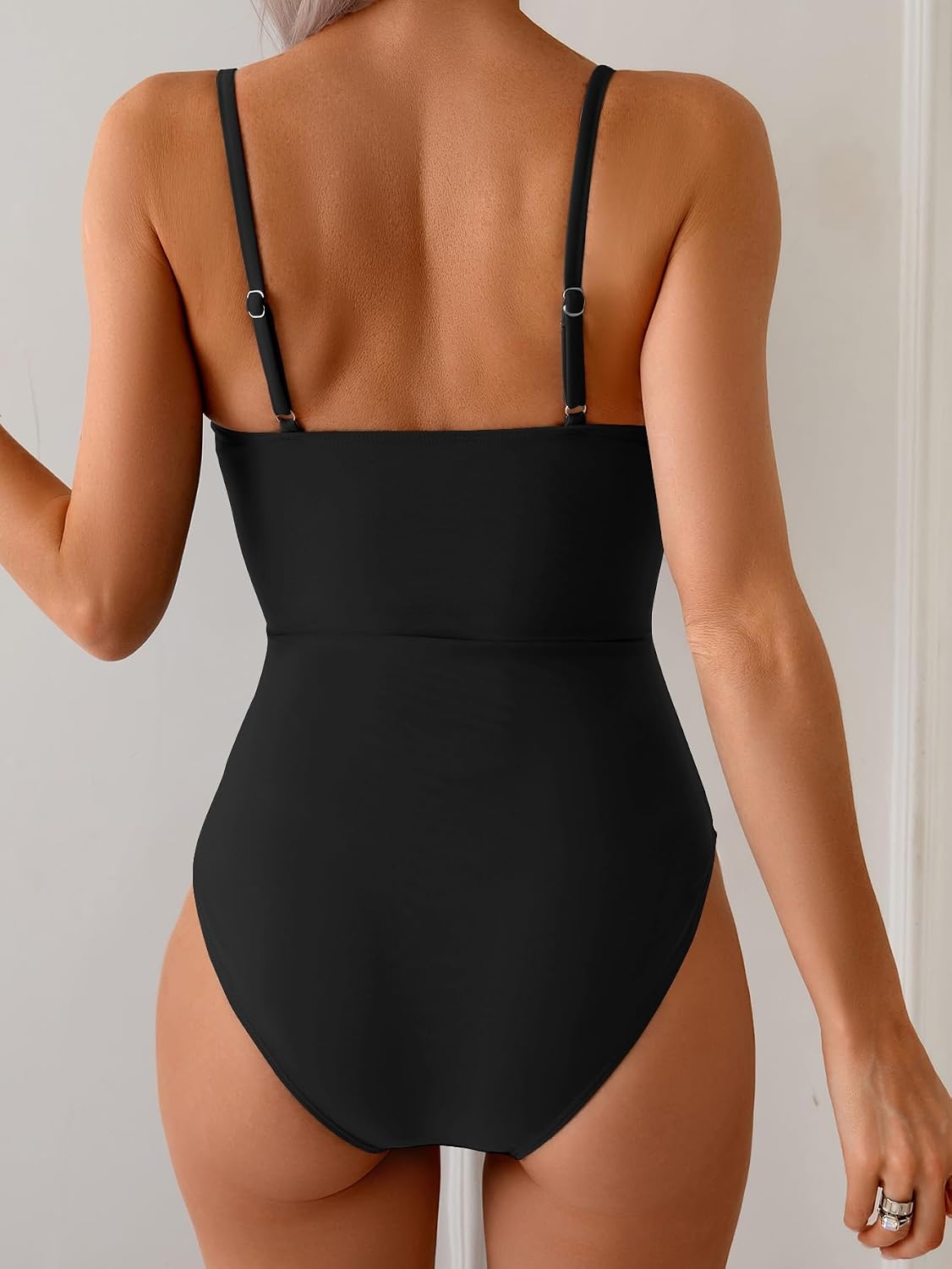 Detalle 2 de Eomenie Cutout Ring Monokini: A Flattering Beach Vacation One-Piece