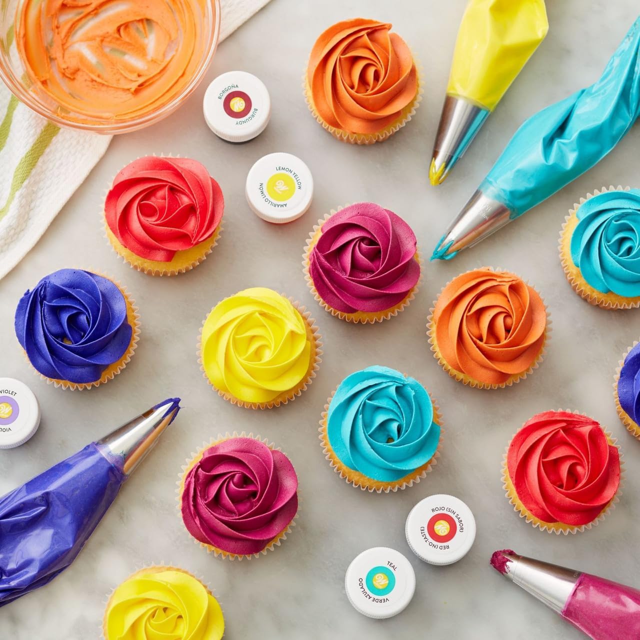 Thumbnail 3 de Set di coloranti alimentari concentrati Wilton (8 vasetti da 28 g): giallo dorato, viola, blu reale, rosso, rosa, verde foglia, avorio e nero