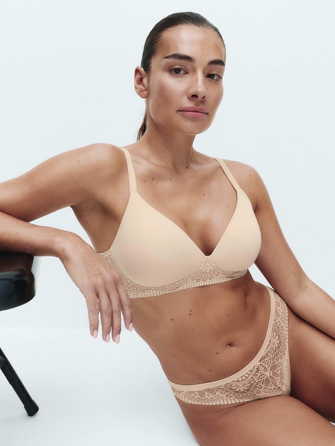 Detalle de Marks & Spencer Body Soft™ beha zonder beugel met bedekte cups en kanten onderband