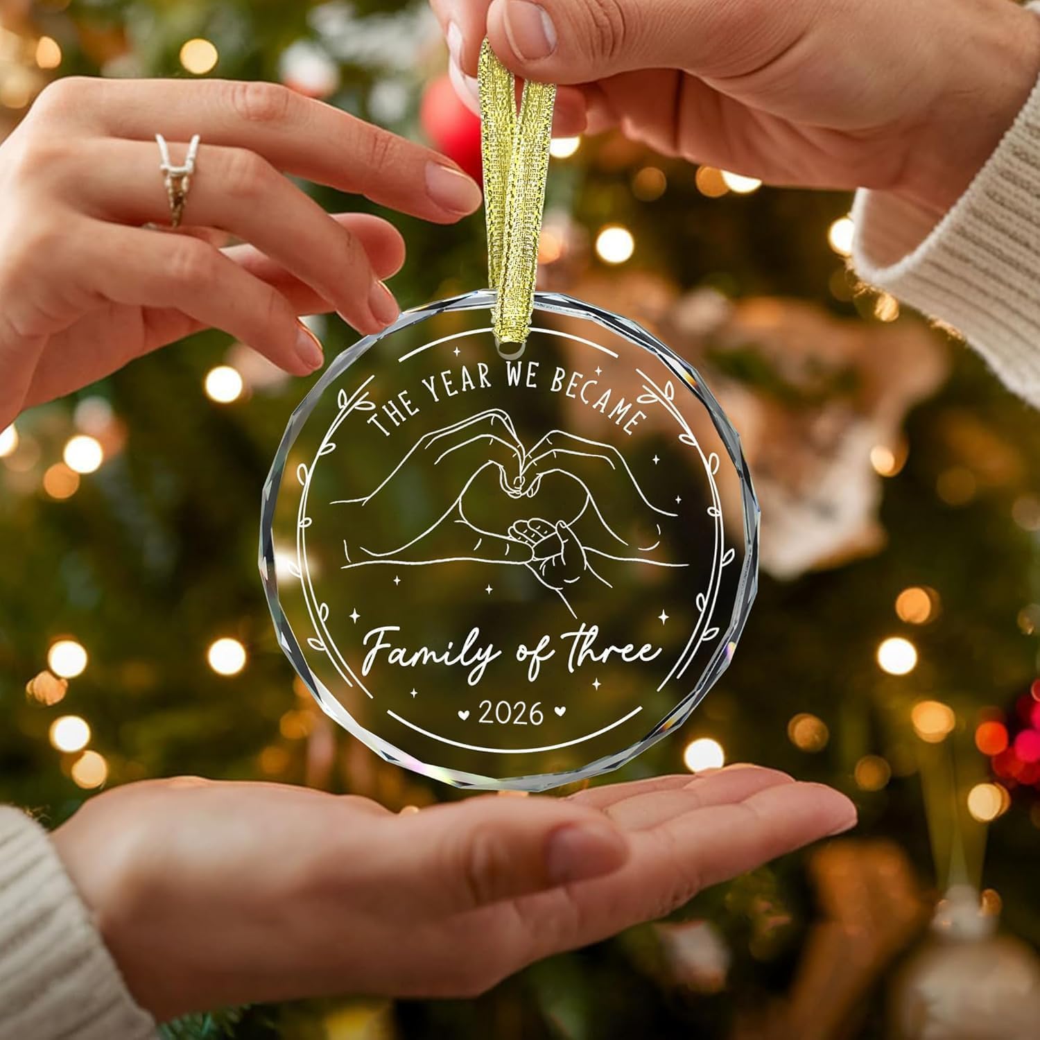 Detalle 2 de Lakatay First Christmas Family of 3 Glass Christmas Ornament, 2026
