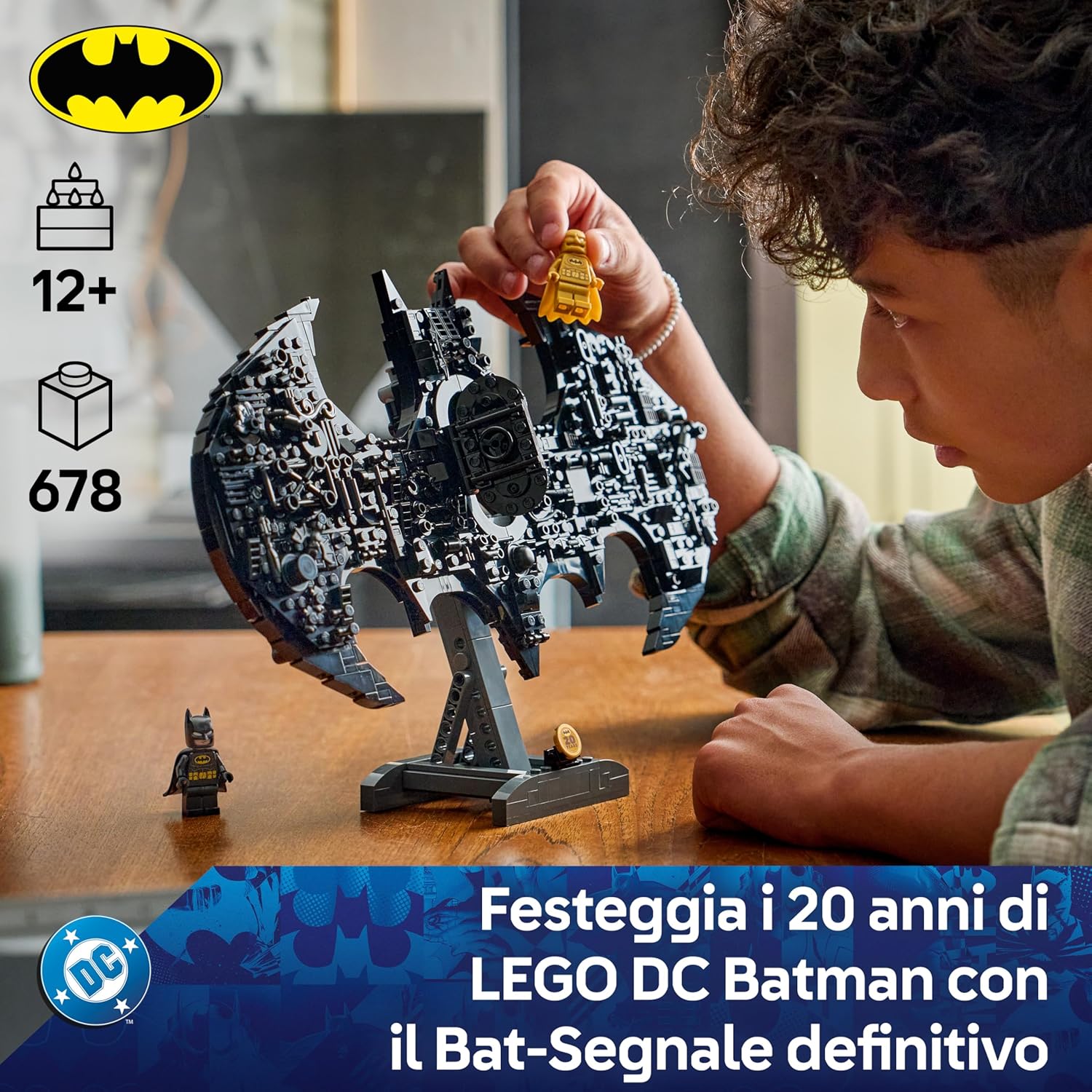 Detalle 2 de LEGO DC Logo di Batman - 76330: decorazione 3D da parete con 2 minifigure e accessori, edizione anniversario