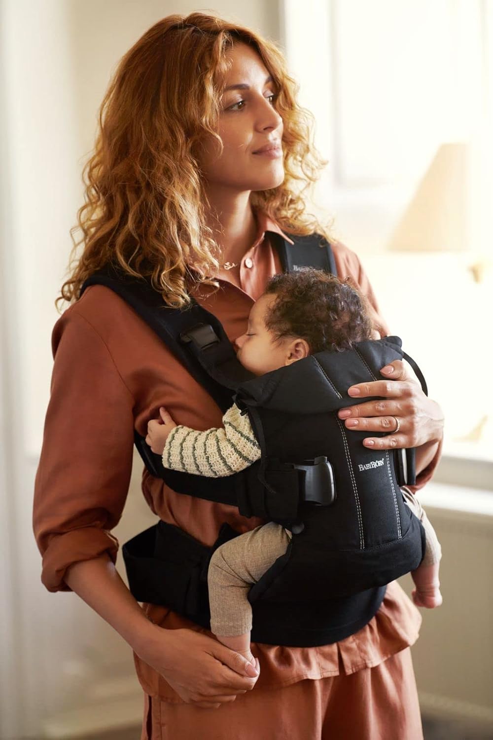 Detalle 2 de BabyBjörn Baby Carrier One, Woven (Black) — versatile comfort from newborn to toddler