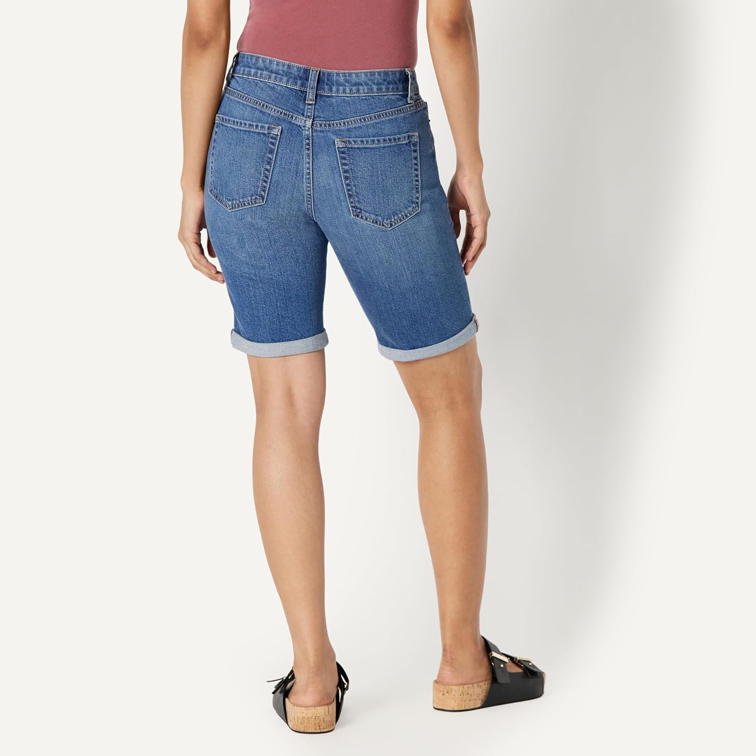 Detalle de Amazon Essentials Damen Slim-Fit-Bermudashorts mit Mittelhohem Bund und Taschen