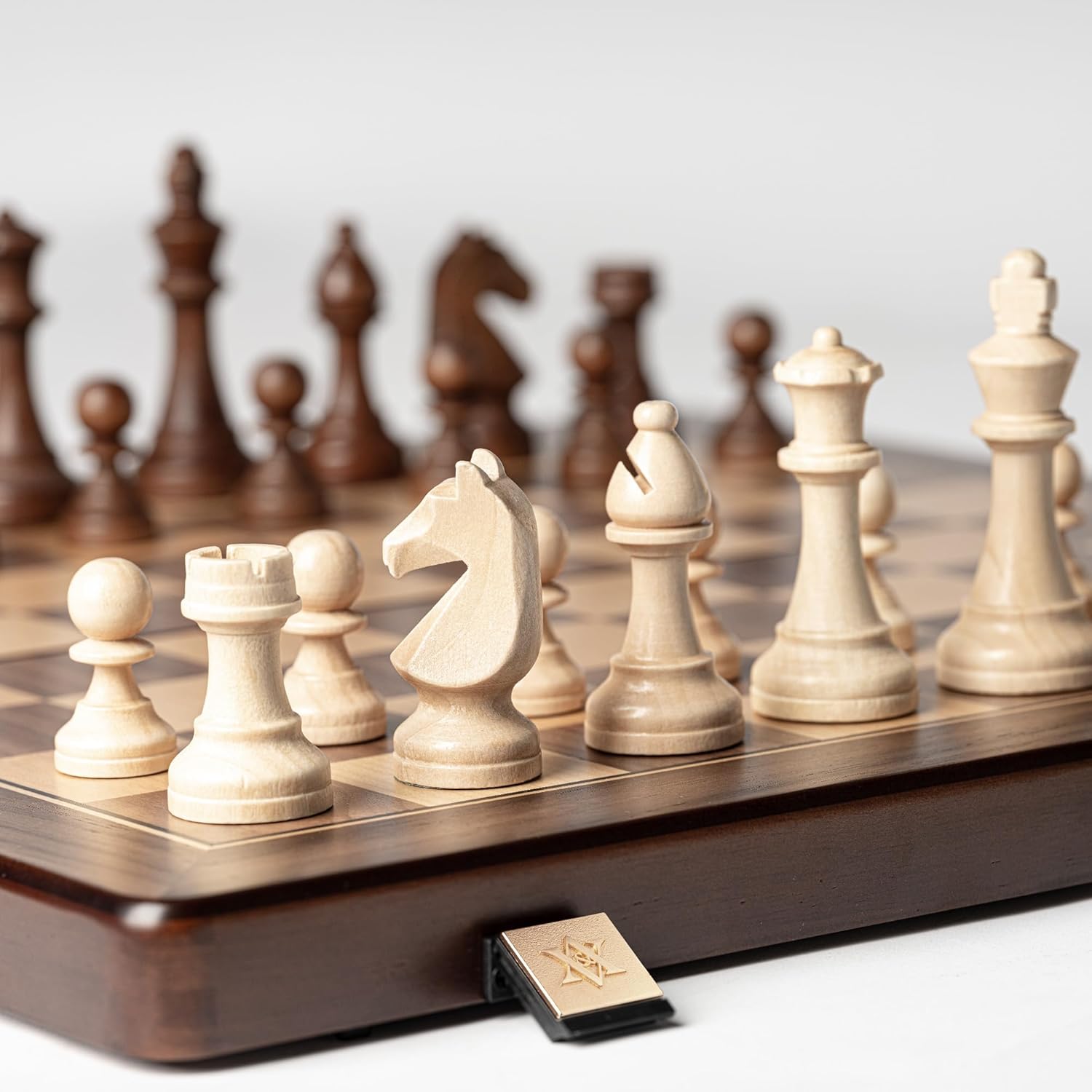 Thumbnail 6 de Ensemble d’échecs A&A en bois magnétique pliable (38 cm) – pièces Staunton