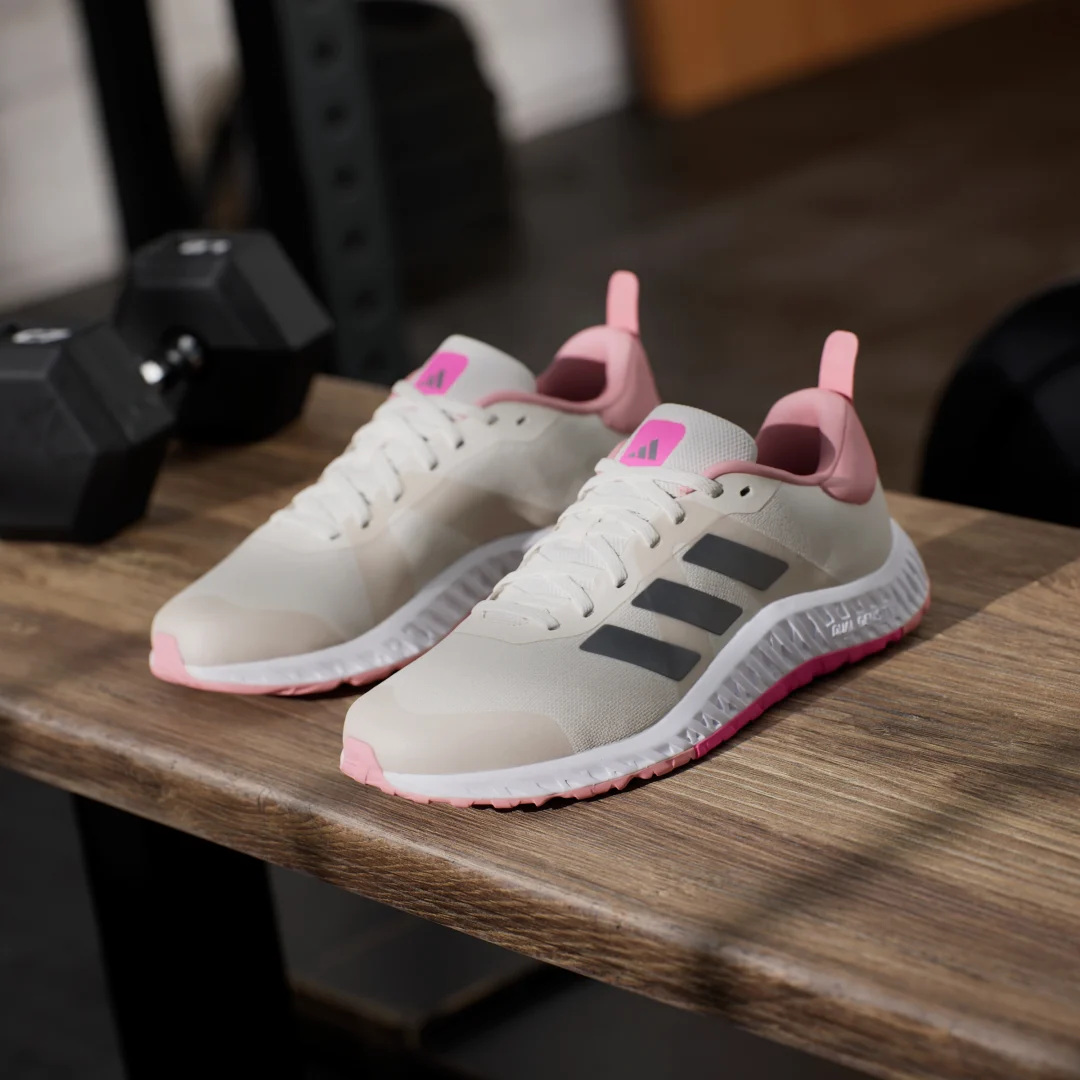 Detalle 2 de Zapatillas de training Everyset de Adidas, blancas — versátiles para entrenamiento diario