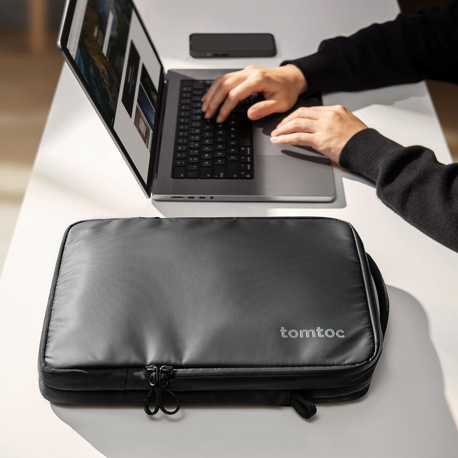 Thumbnail 1 de tomtoc 360° Laptop-Tasche für 16-Zoll MacBook Pro – wasserdicht & mit CornerArmor (36 × 25 × 2,2 cm)