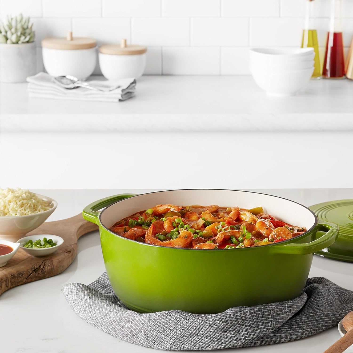 Detalle de Amazon Basics Enameled Cast Iron Round Dutch Oven with Lid and Dual Handles, 6.9 L, Green