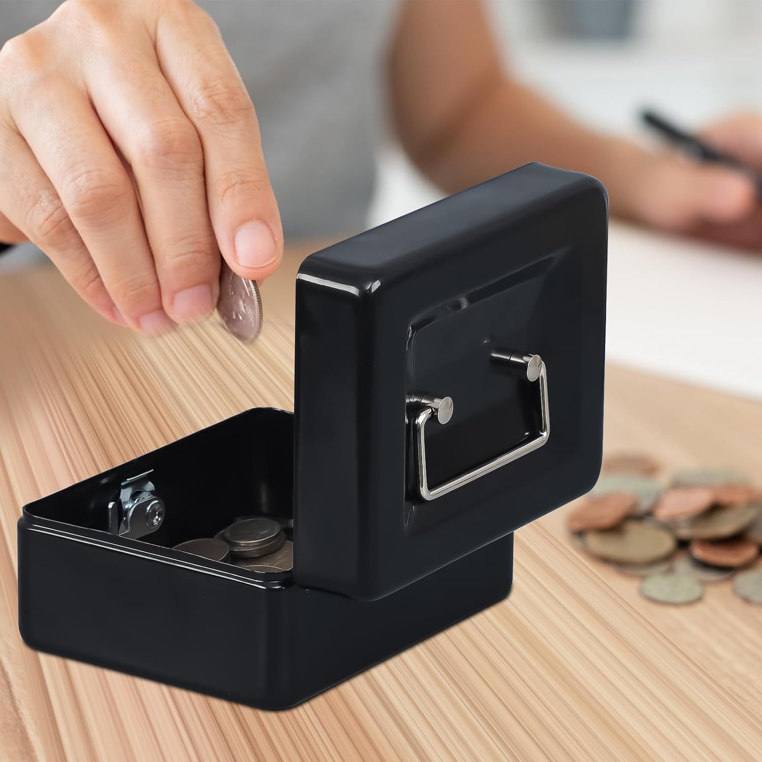 Thumbnail 6 de KYODOLED 43396-178591 Small Metal Cash Box with Key Lock and Handle, Black