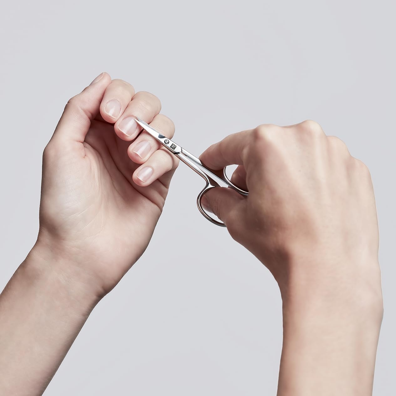 Detalle de ZWILLING Nagelbandssax i polerat rostfritt stål med avsmalnande blad, 90 mm