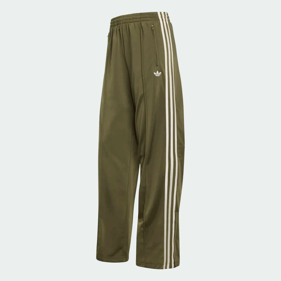 Detalle 2 de Pantalón de chándal Firebird Loose de Adidas — verde, cómodo y versátil