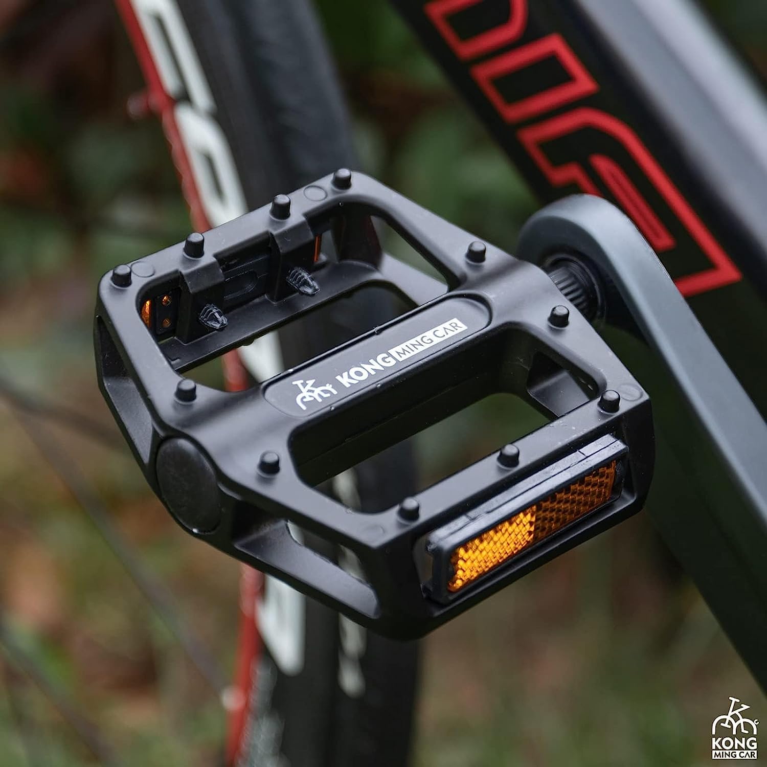 Detalle 2 de KONG MING CAR 9/16 inch non-slip aluminium bicycle pedals with reflectors (9/16 bearing platform)