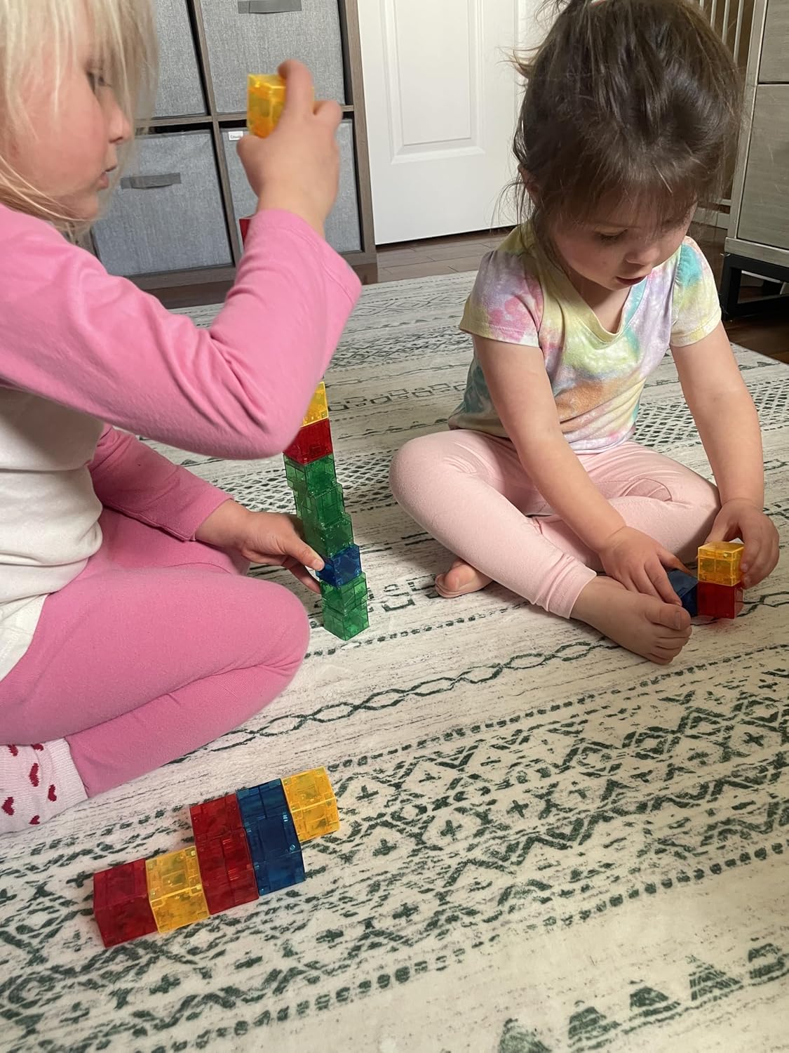 Detalle 2 de Crayola Bold Magnetic PIP Cubes Mini Magnetic Blocks Playset (27-Piece Set) for Ages 3+