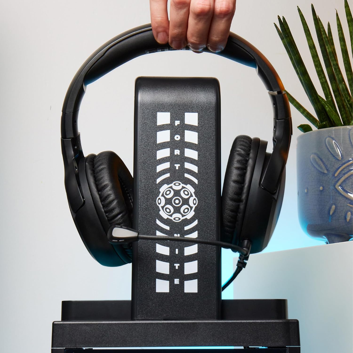 Detalle 2 de Numskull Fortnite LED Gaming Locker 10-slot