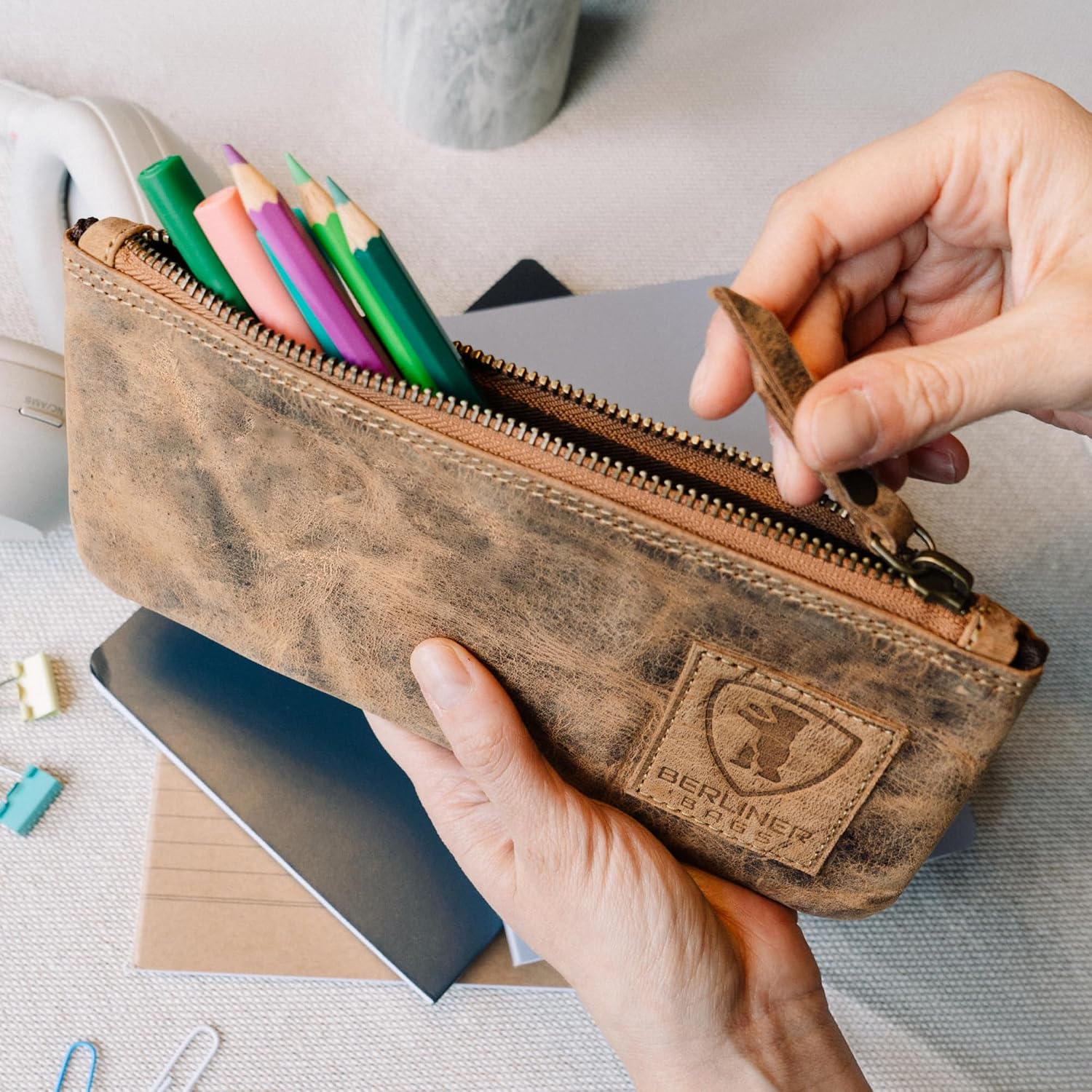Detalle de Berliner Bags Vintage Federmäppchen aus Leder mit YKK-Reißverschluss – Braun (20 x 11 x 1 cm)