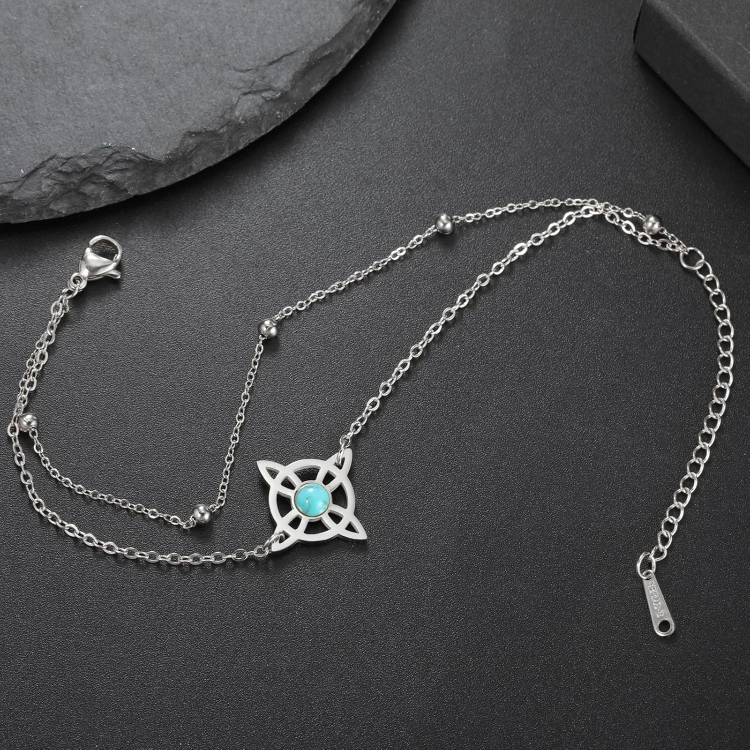 Detalle de VASSAGO Hexen Knoten Armband aus Edelstahl mit blauer Perle – magischer Knoten Charm für Frauen