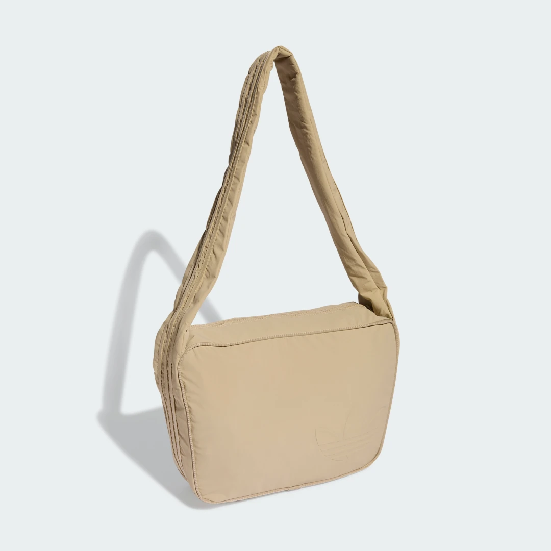 Detalle de Bolso Crossbody Bowling de Adidas en Beige