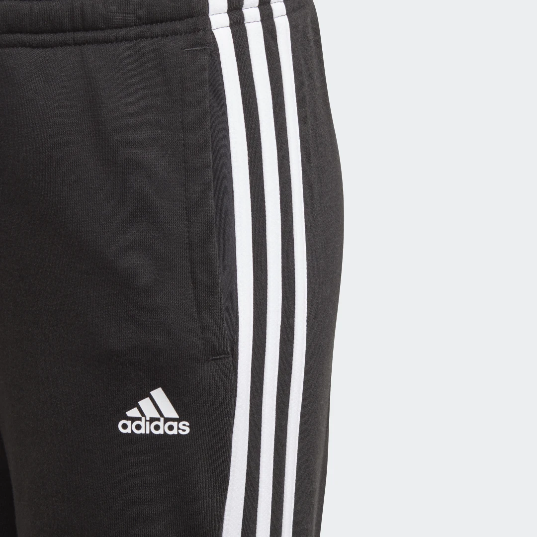 Detalle de Pantalón Adidas Essentials French Terry 3 bandas (Negro) – comodidad diaria para tu entrenamiento y ocio