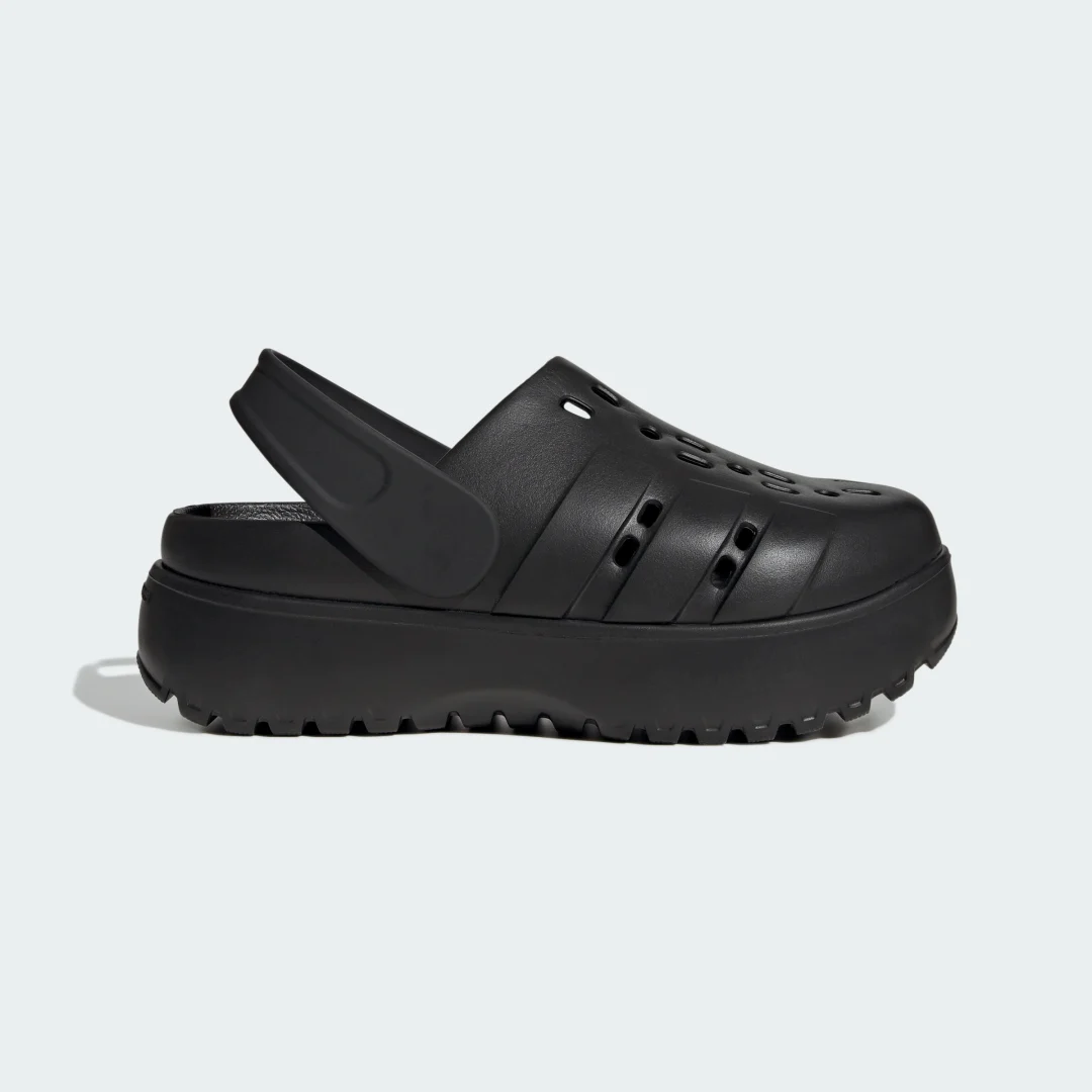 Detalle de Zueco plataforma Adilette de Adidas en negro