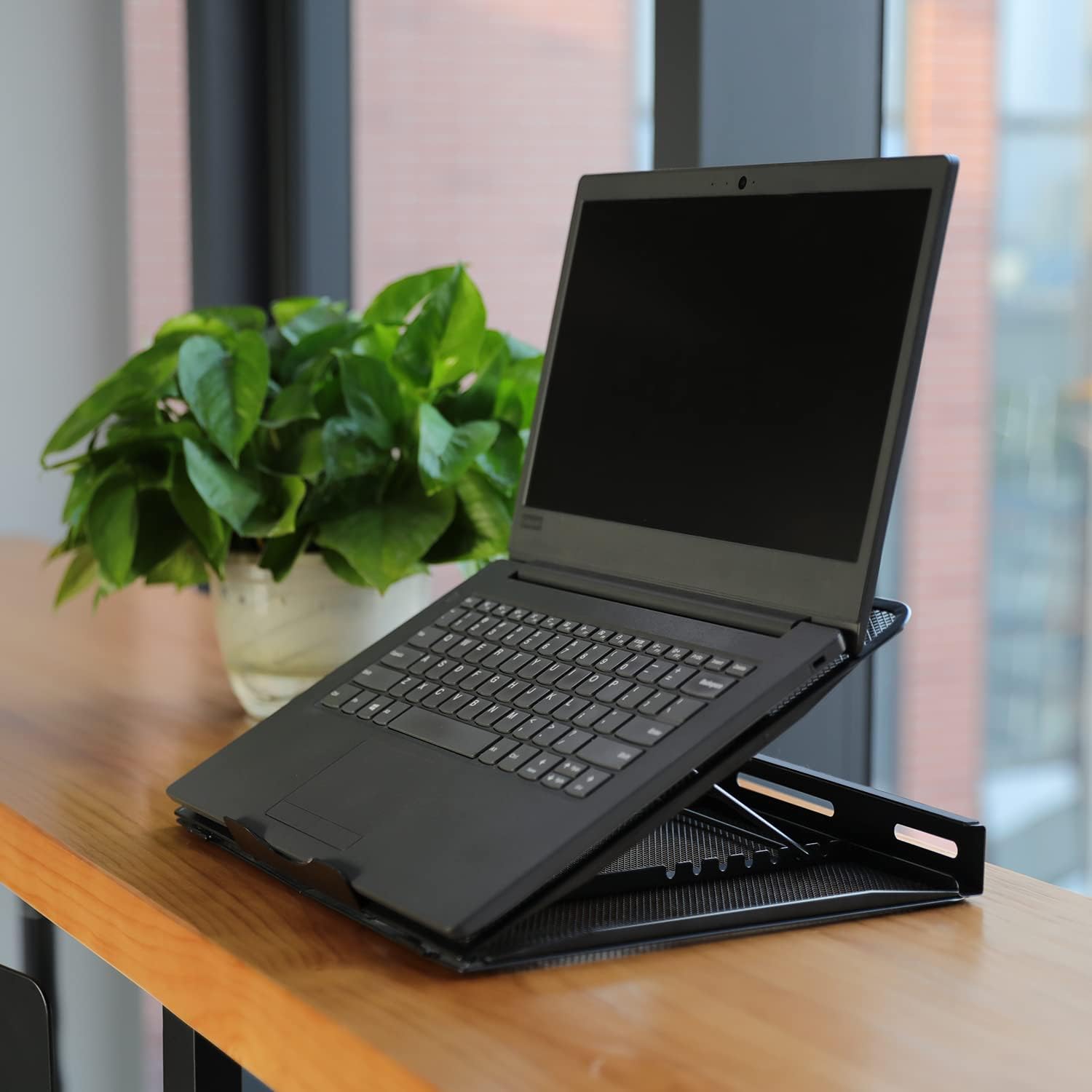 Thumbnail 6 de Support d’ordinateur portable réglable ergonomique et ventilé Amazon Basics jusqu’à 17,3 pouces (noir)