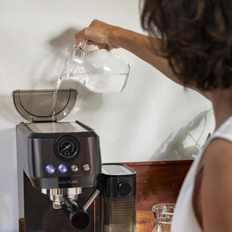 Detalle de Cecotec Power Espresso 20 Steel Pro Latte: cafetera semiautomática con tanque de leche 20 bares