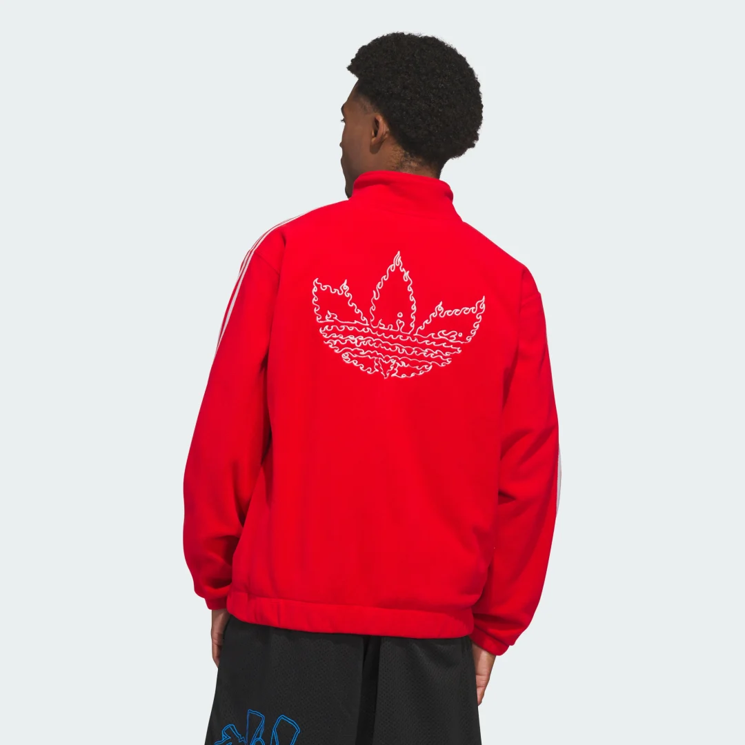 Detalle 2 de Sudadera Skateboarding x Kogancult SuperFire de Adidas (Rojo) – para stamped skate y estilo urbano