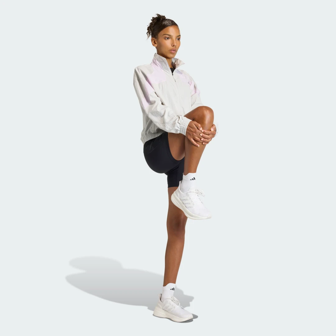 Detalle de Chaqueta adi365 Cheering de Adidas: estilo y comodidad en gris