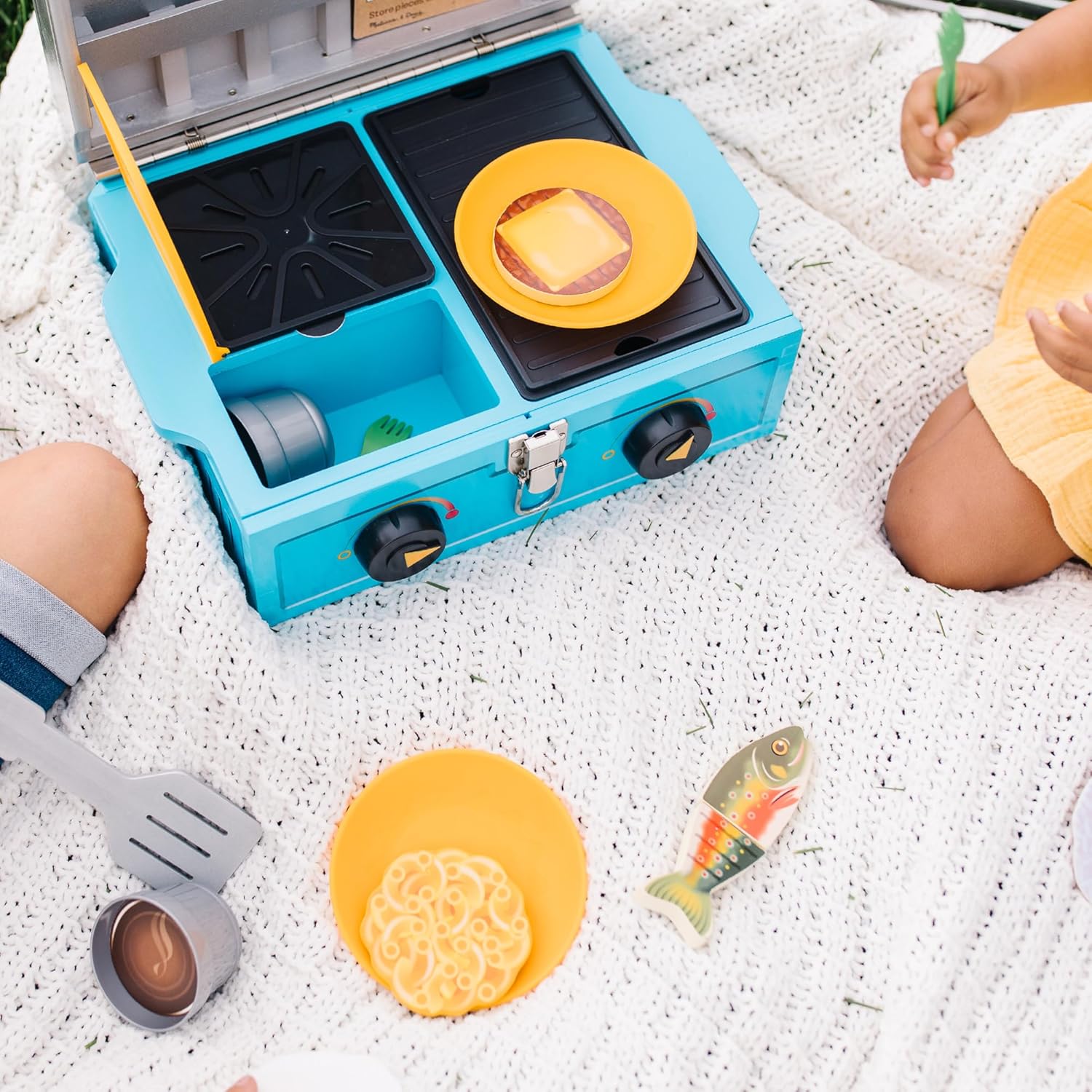 Detalle 2 de Melissa & Doug Let’s Explore – Set da Gioco Cucinare all’Aperto in Legno (27 pezzi), per bambini 3+ anni