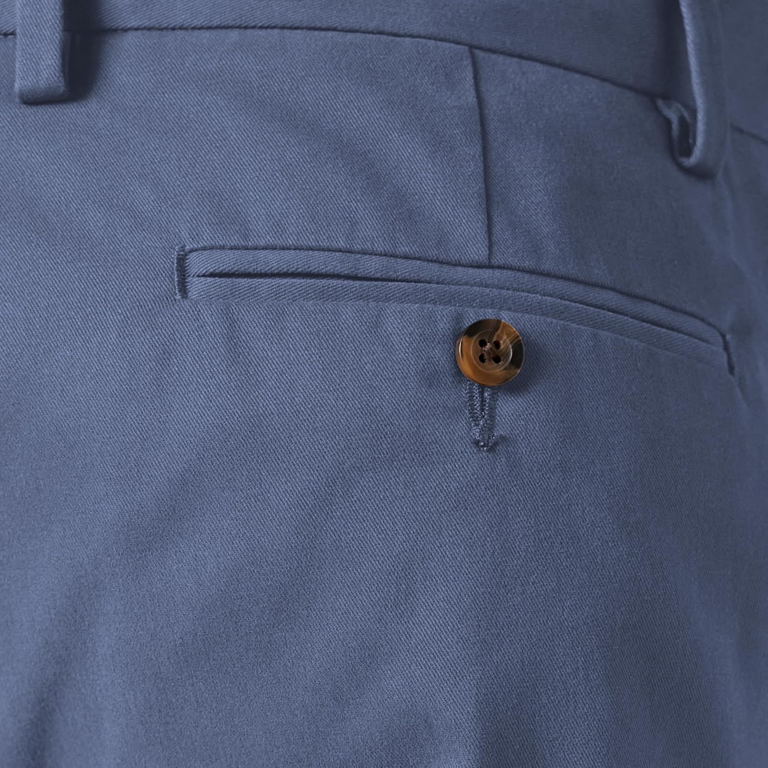 Detalle 2 de Amazon Essentials Men’s Classic-Fit Wrinkle-Resistant Flat-Front Chino Trousers (Big & Tall)