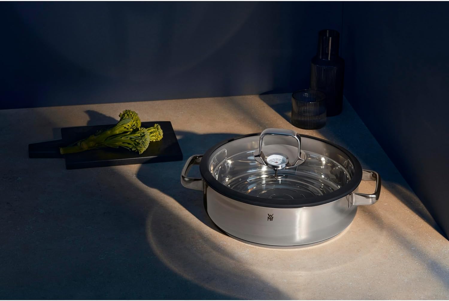Detalle 2 de WMF Vitalis - Fuente Vapor 28 cm con Tapa y Termómetro 🍲