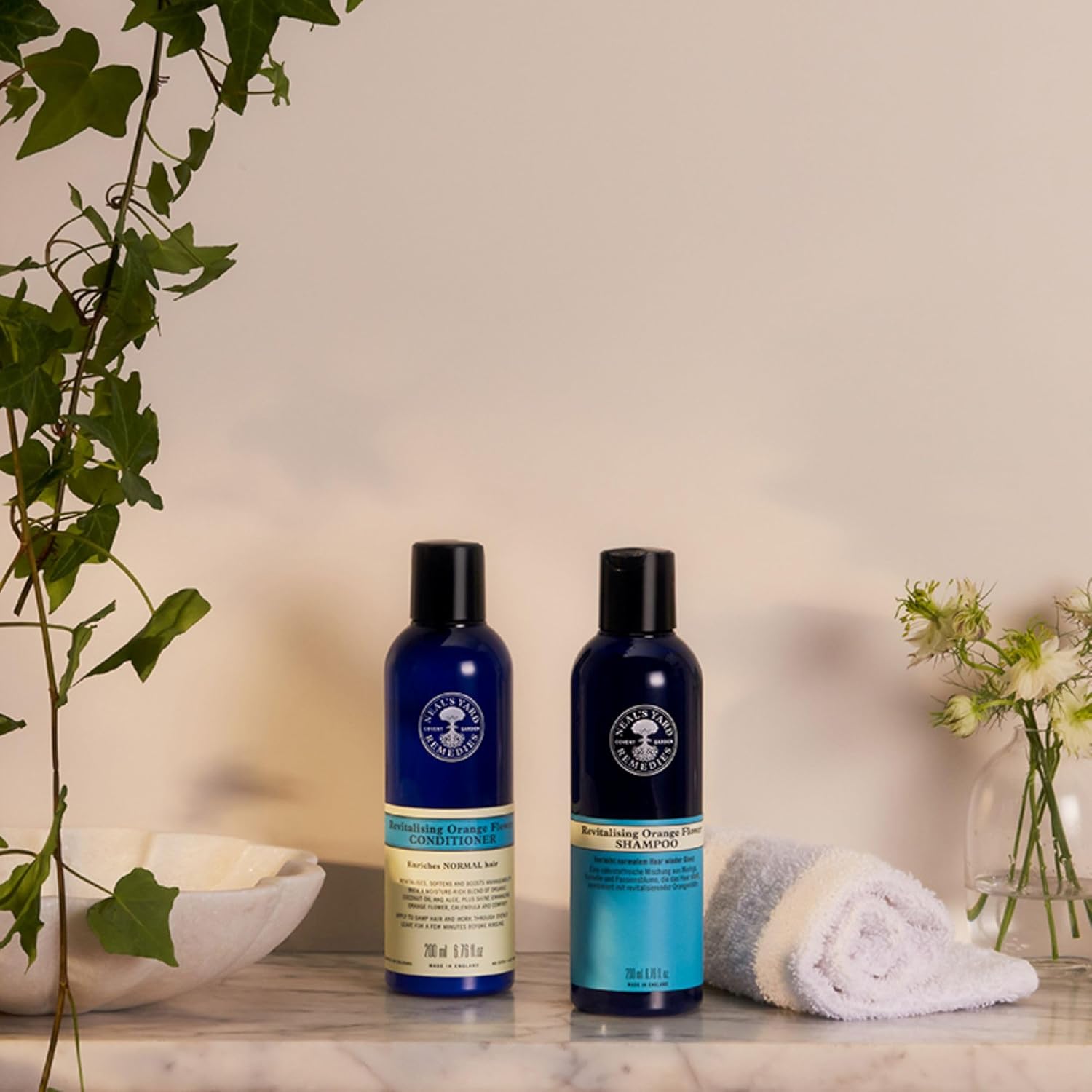 Detalle 2 de Neal's Yard Remedies Revitalising Orange Flower Shampoo