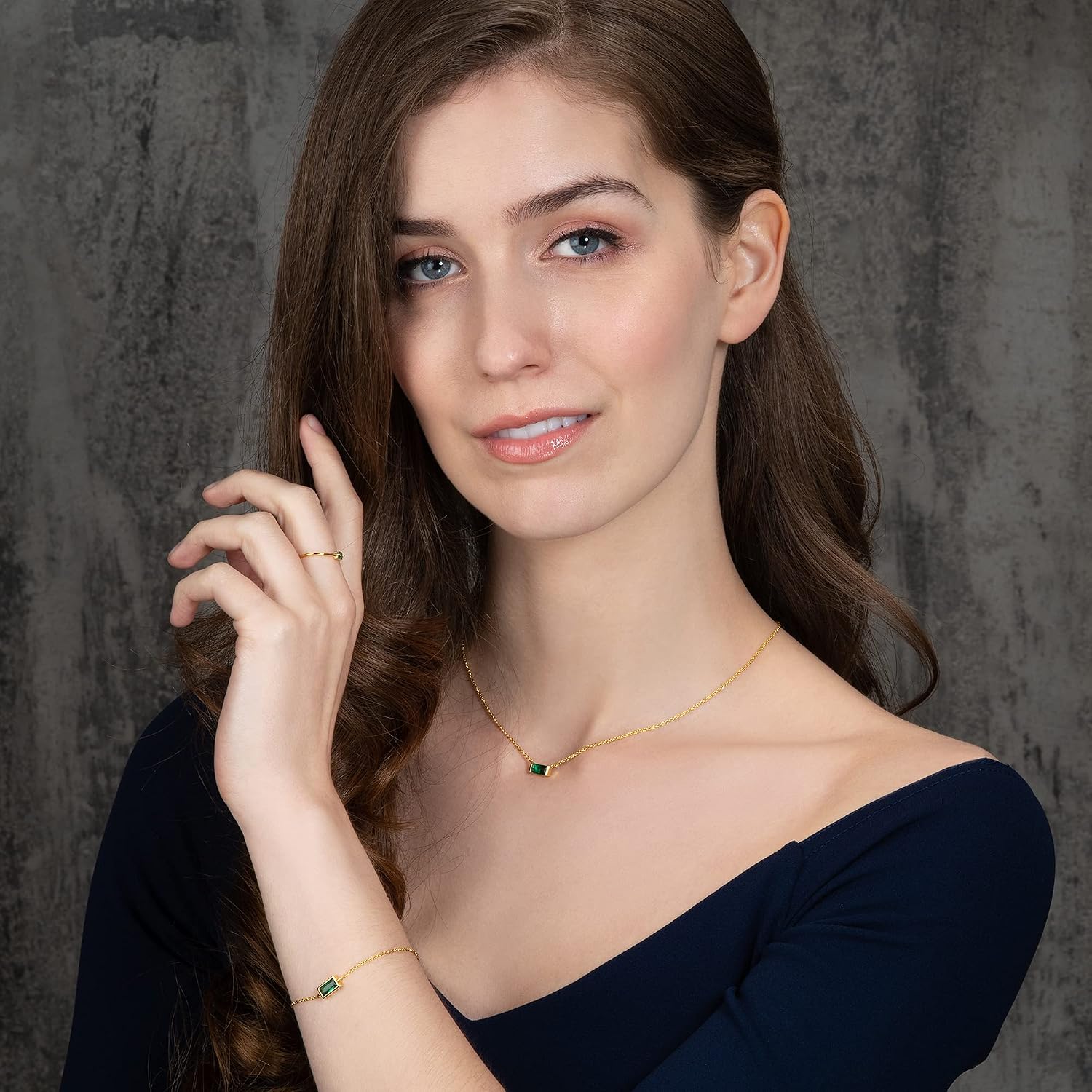Detalle de Bracelet fin plaqué or Namana pour femme et jeune fille avec zircon vert en taille baguette