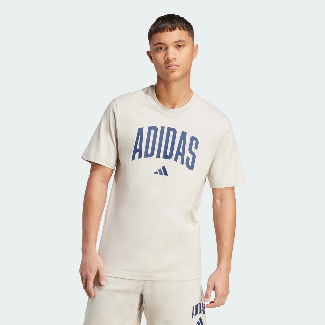 Detalle de Camiseta Lineage de Adidas: estampado de inspiración universitaria en Beige