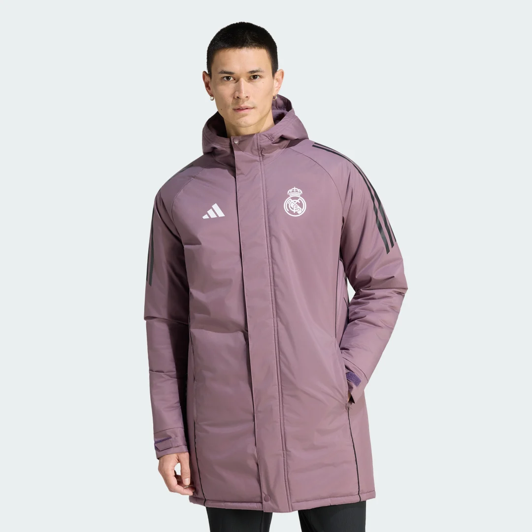 Detalle de Parka Real Madrid 25/26 Stadium de Adidas: estilo y abrigo para seguidores fieles