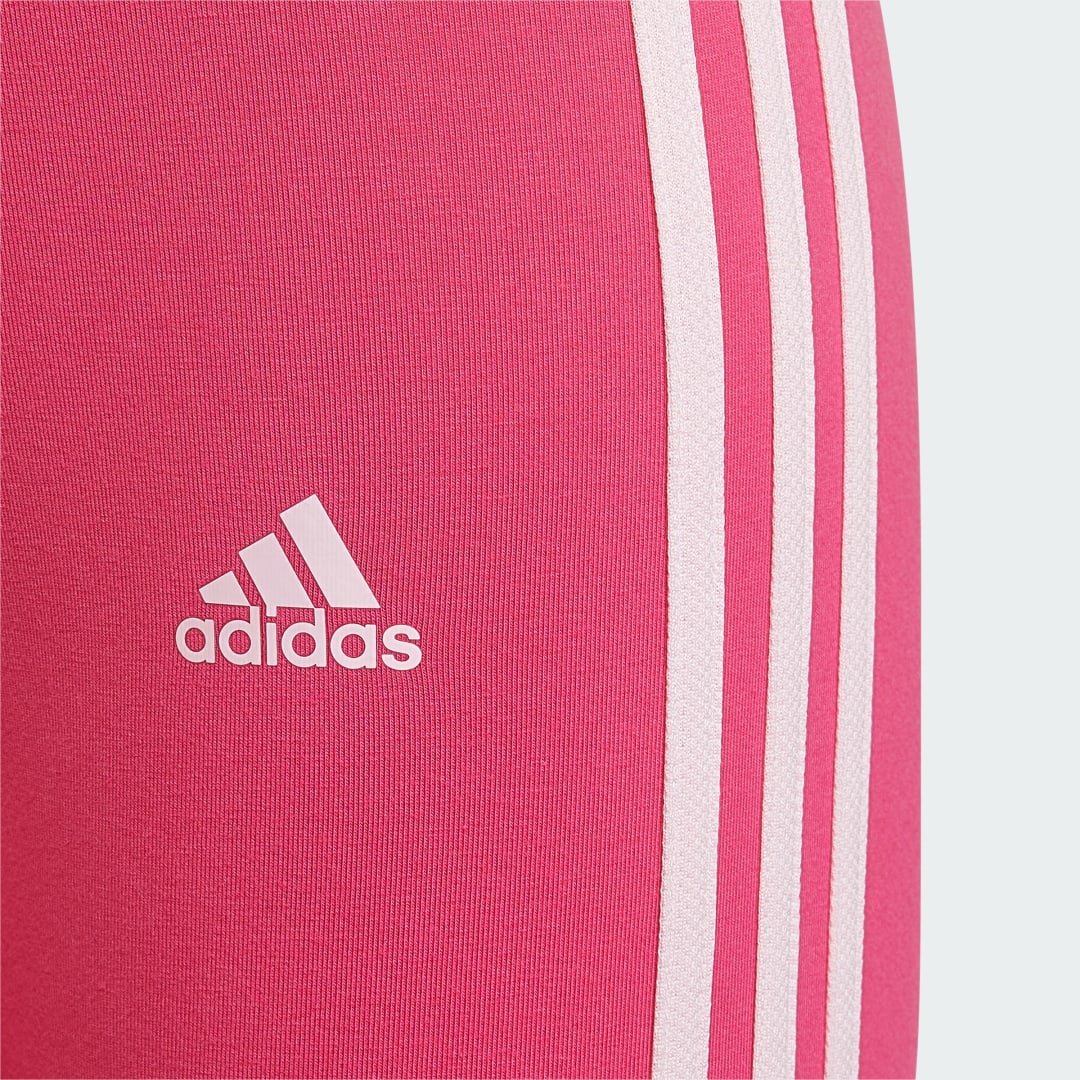 Detalle 2 de Mallas Adidas Essentials 3 bandas en rosa — comodidad diaria con sello Adidas