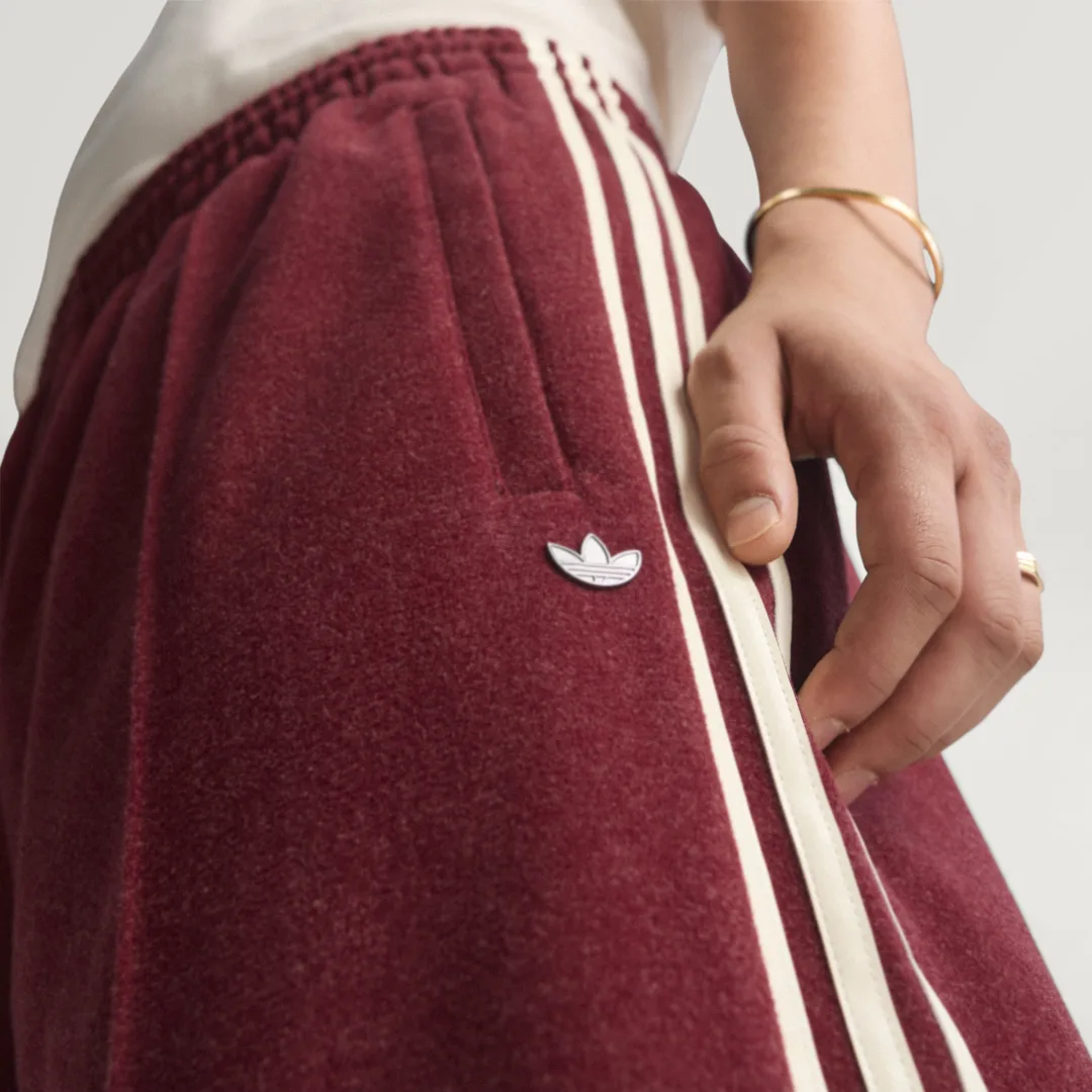 Detalle de Pantalón Premium de Adidas (color Burgundy)