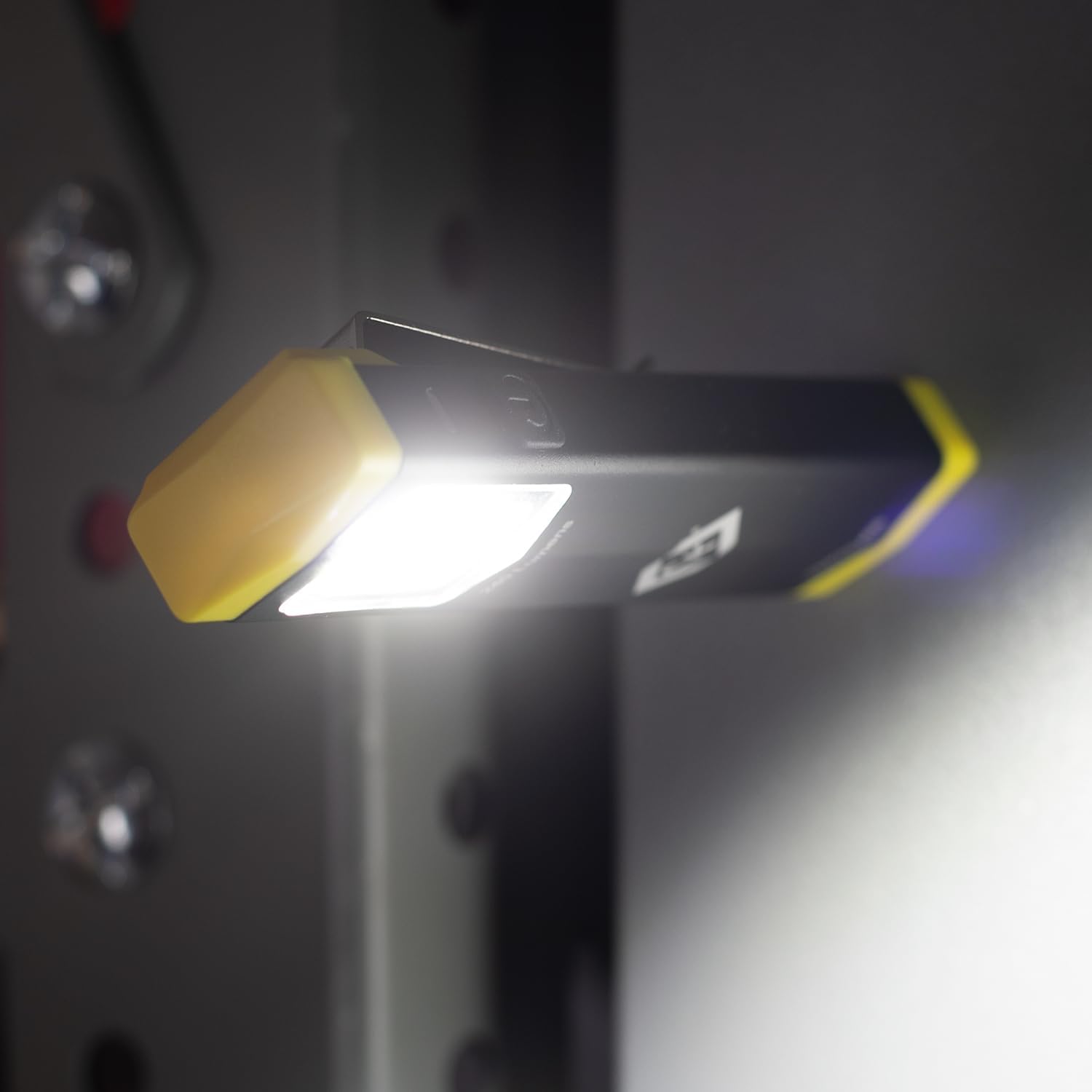 Detalle de C.K Tools CK T9423USB Mini Inspection Light (240 Lumen) – USB-C Rechargeable COB LED Clip Lamp