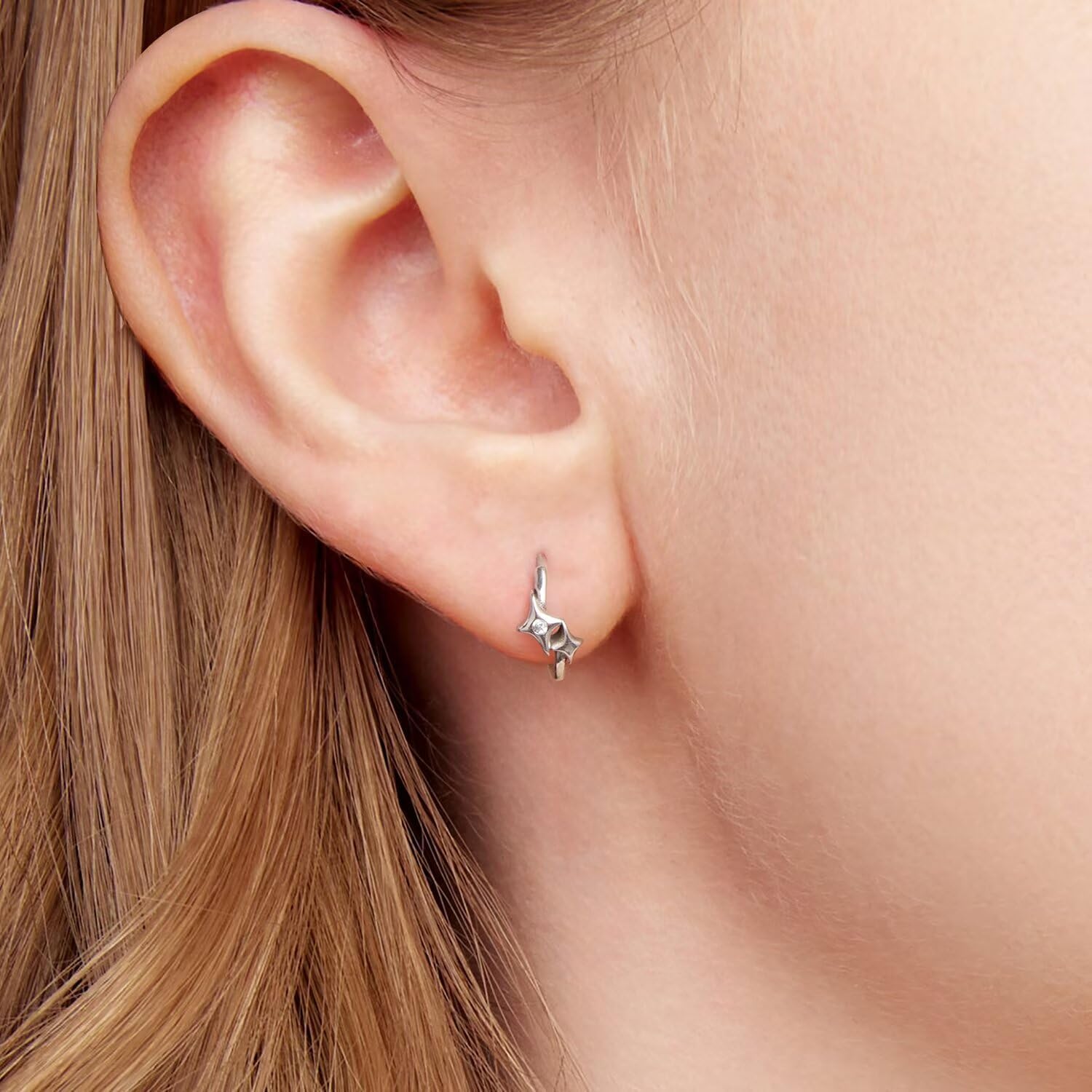 Detalle de Kerraom Silber Creolen Stern – hypoallergen, 925er Silber, leichter Huggie mit Zirkonen