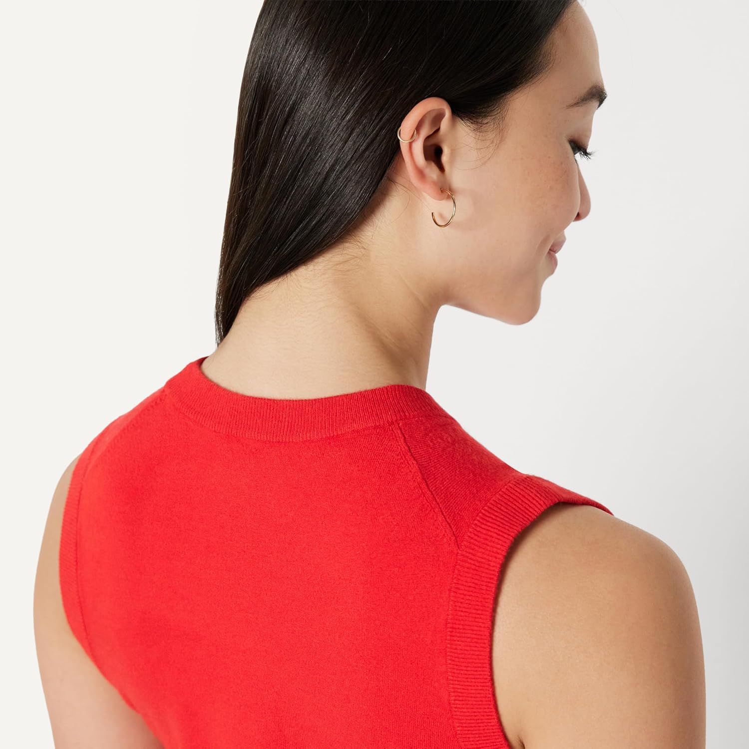 Detalle de Amazon Essentials Women's Regular-Fit Crew Neck Knitted Vest