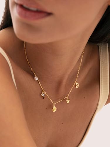 Detalle 2 de SINGULARU Collar Mujer Marítima Baño Oro — delicadeza dorada con motivos marinos