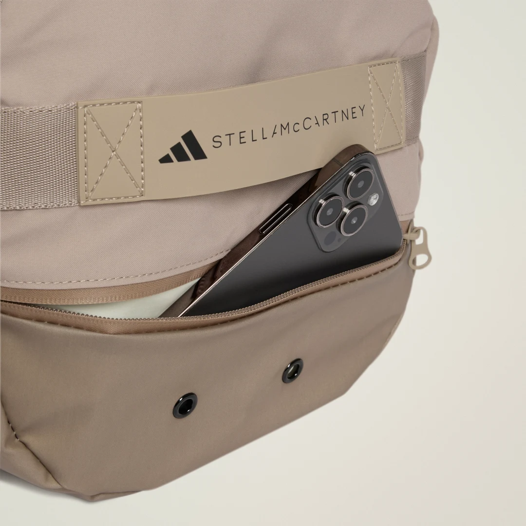 Detalle 2 de Bolsa adidas by Stella McCartney 24/7 – Marrón: estilo sostenible para el día a día