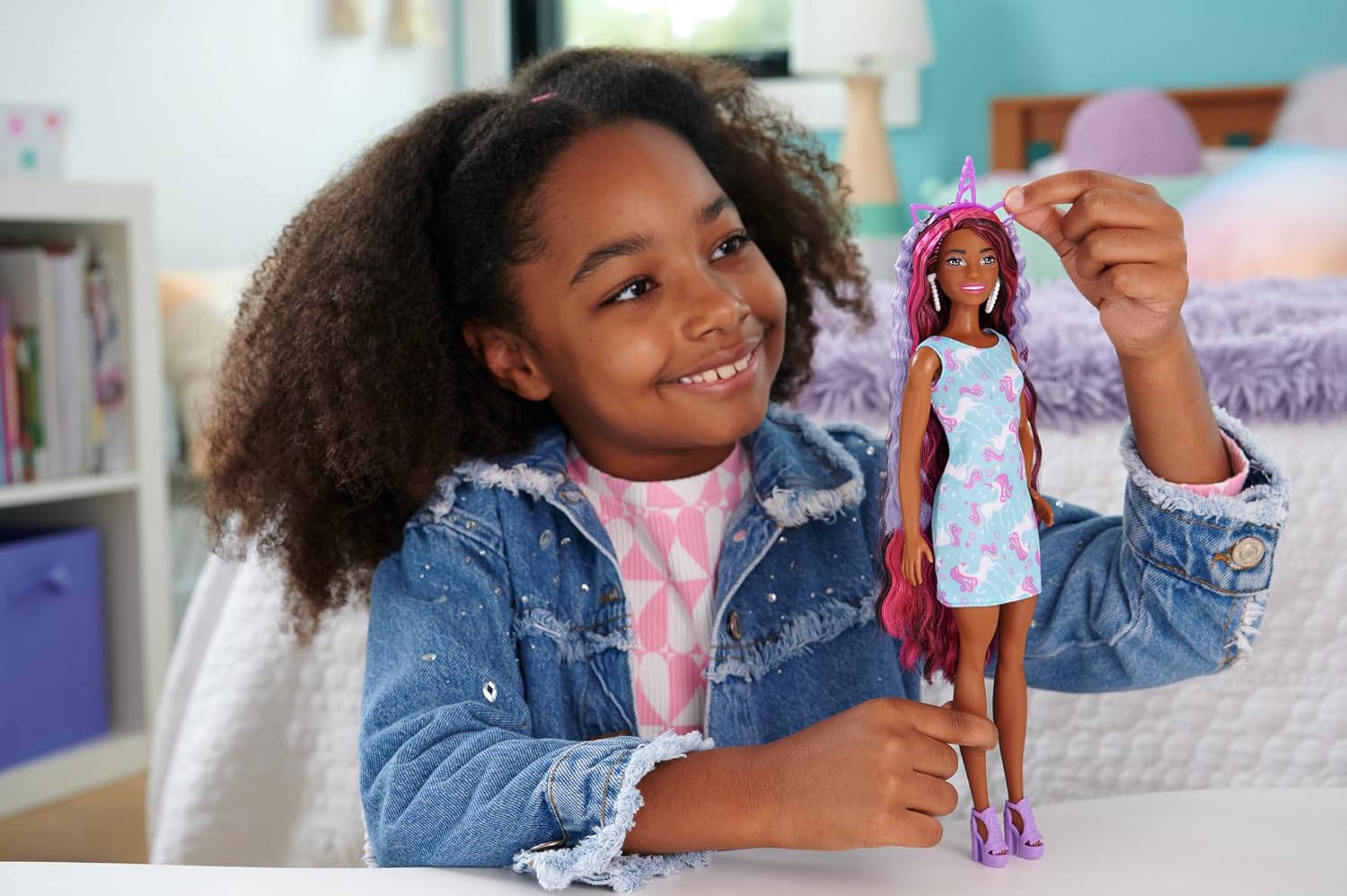 Detalle de Barbie – Fun & Fancy Hair: bambola con lunghissimi capelli neri colorati e abito rosa lucente (3+ anni, 10 accessori)