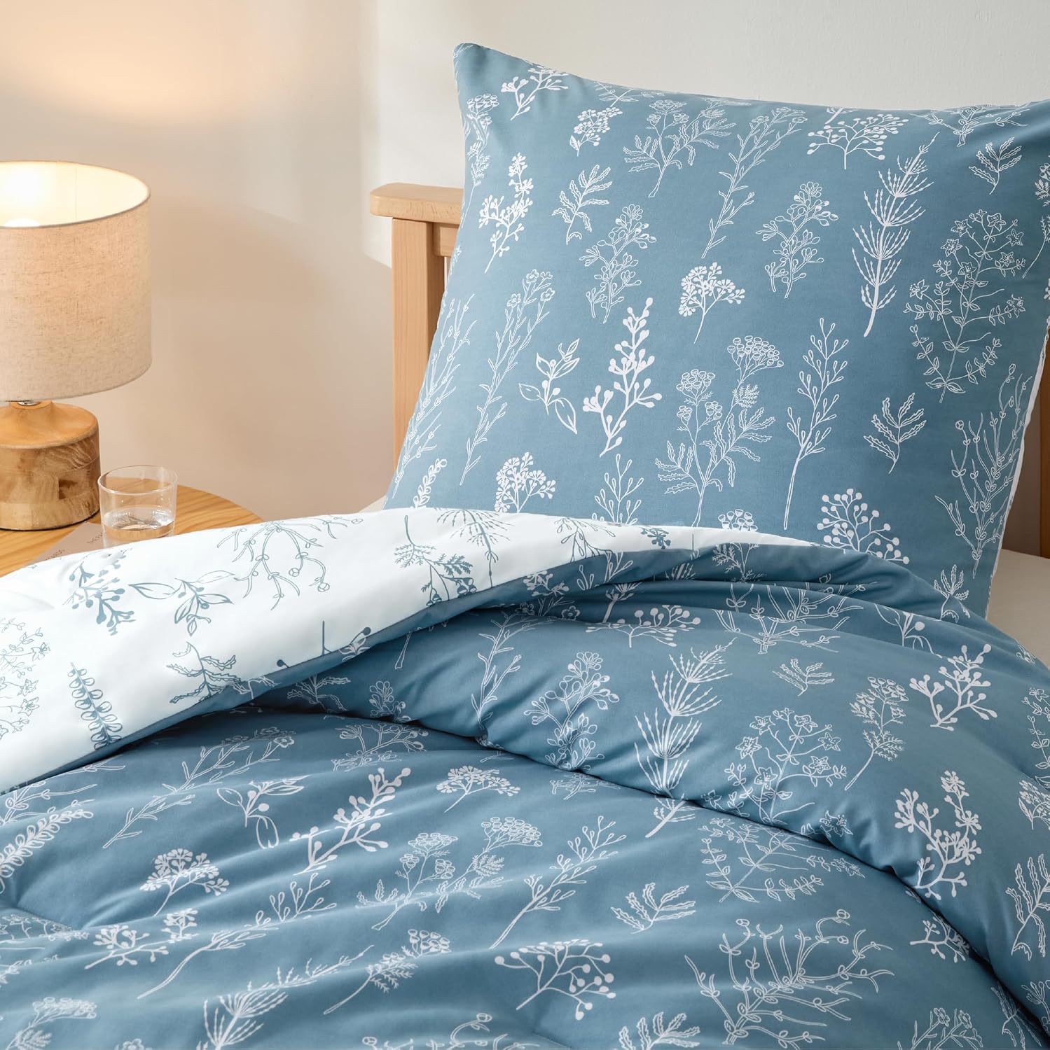 Detalle de Bedsure Bettdecke 135x200 mit Kissenbezug 80x80 – 2-teiliges Set für Allergiker, Taubenblau, 4 Jahreszeiten