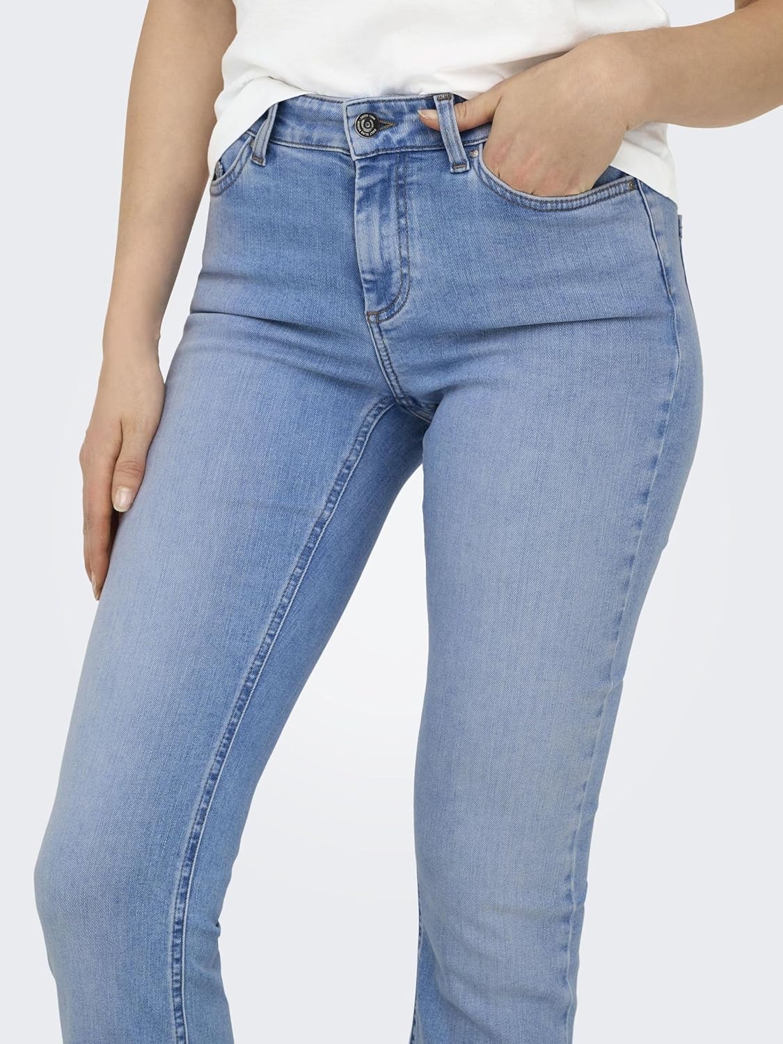 Detalle de ONLY Female Flared Fit Jeans ONLBLUSH mit mittlerer Taille – Jeans im Flared-Stil