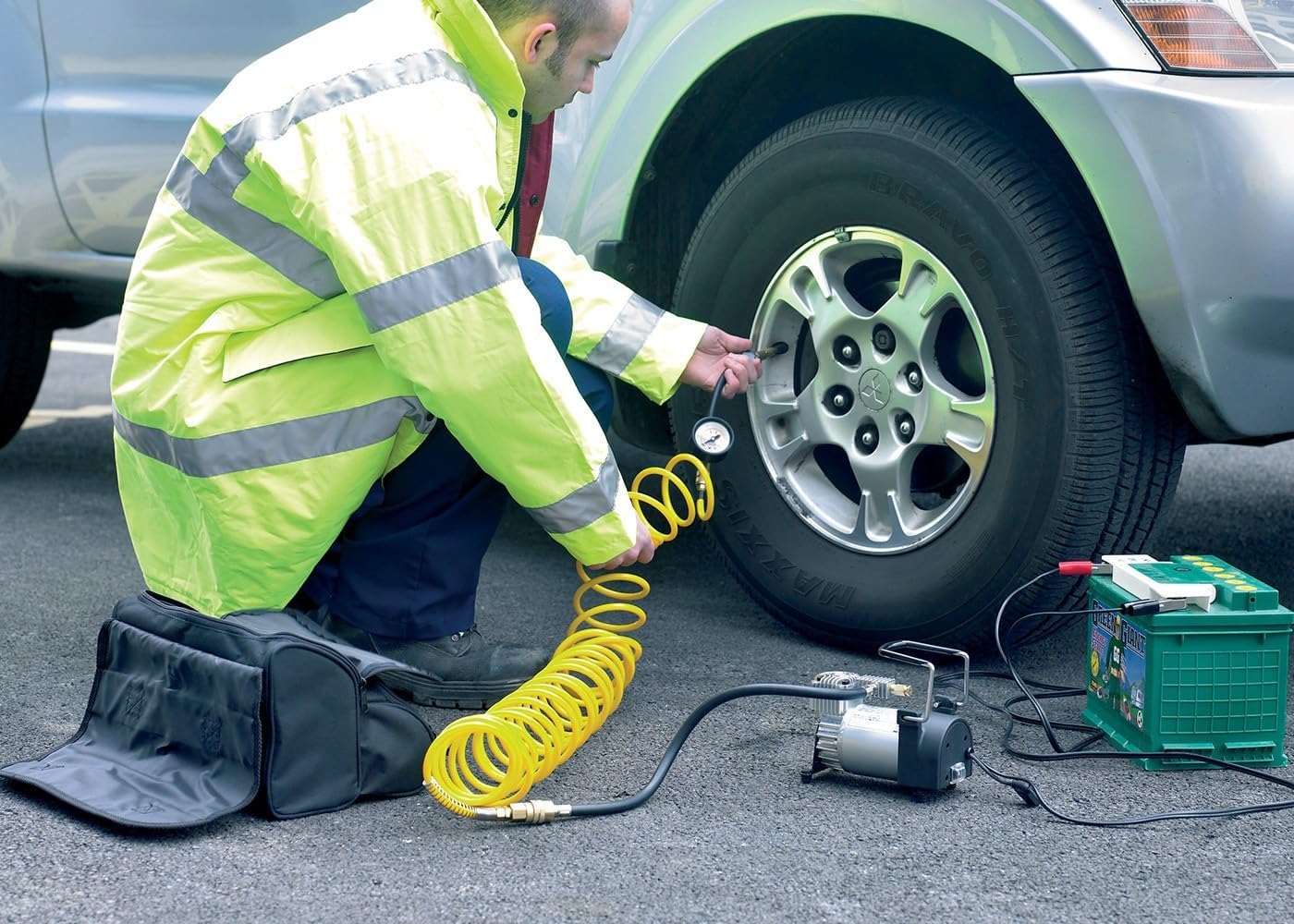 Thumbnail 3 de RING Heavy Duty Tyre Inflator – High Power 12V Air Compressor for Vehicle Tyres