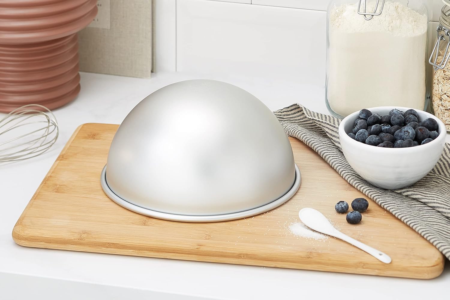 Detalle de MasterClass Hemisphere Cake Tin 20 cm – moule en aluminium anodisé argenté