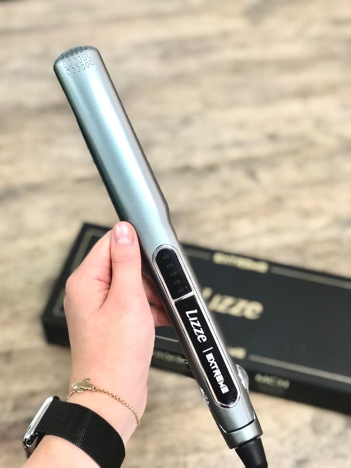 Detalle de Lizze Extreme Professional Hair Straightener with Nano Titanium Technology