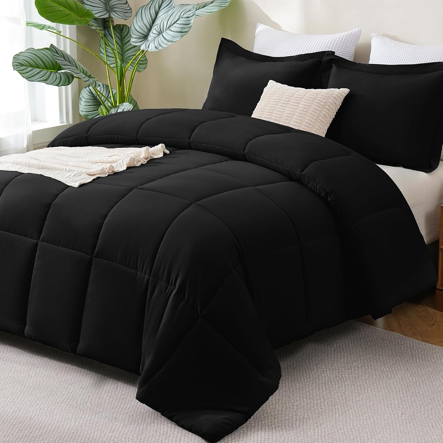 Detalle de CozyLux Super King Plus Comforter Set — 128x120, 3 Pieces, 270GSM Black Bedding