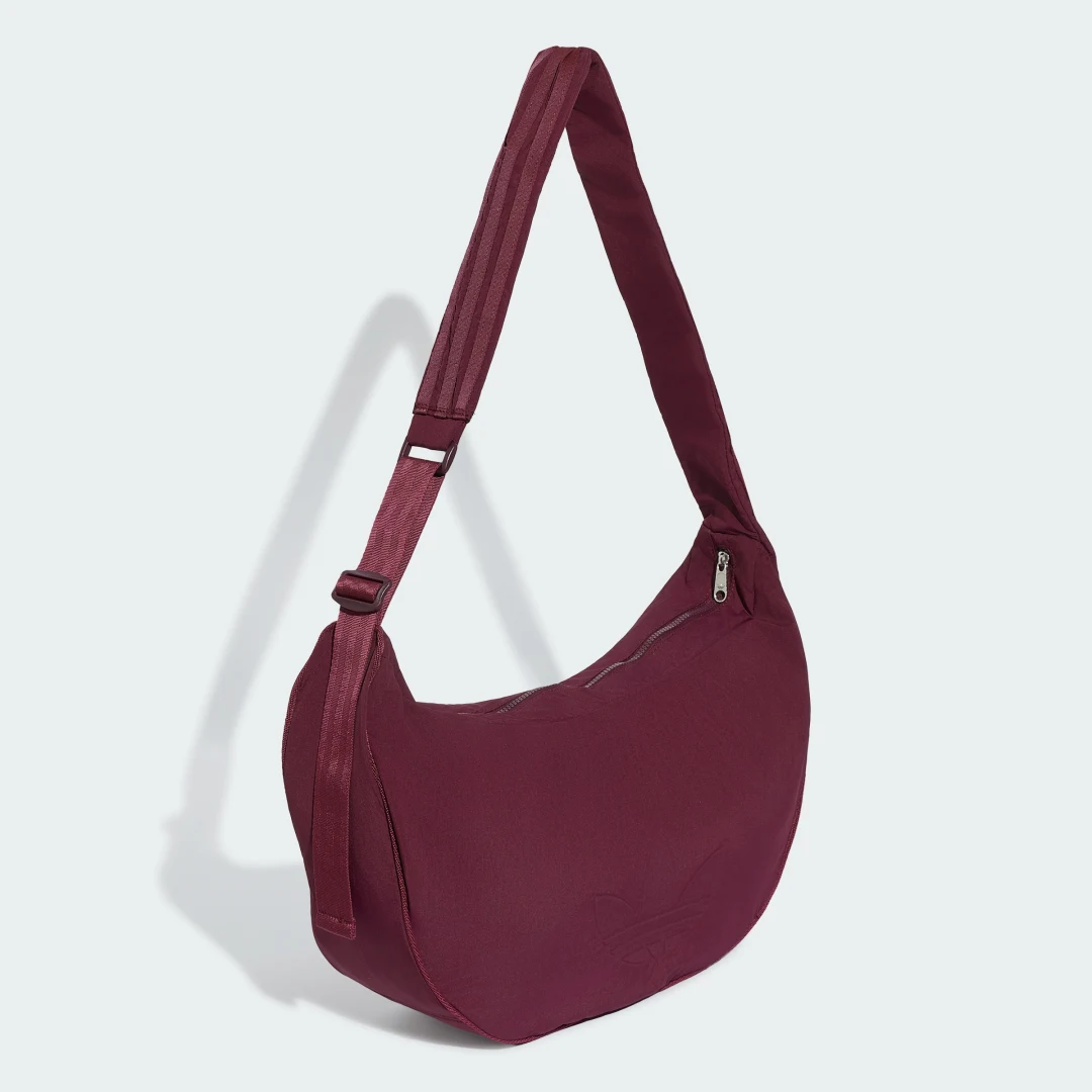Detalle de Bolso Everyday Icons Crossbody Half Moon de Adidas (Burgundy)